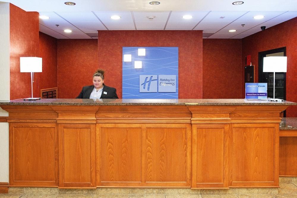 فندق هوليداي إن إكسبريس فيرنال المظهر الخارجي الصورة